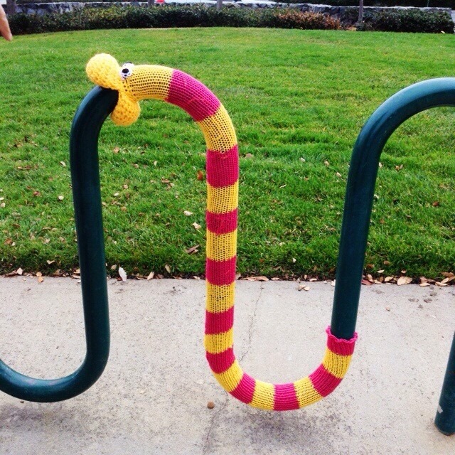 Snake yarnbomb crochet pattern