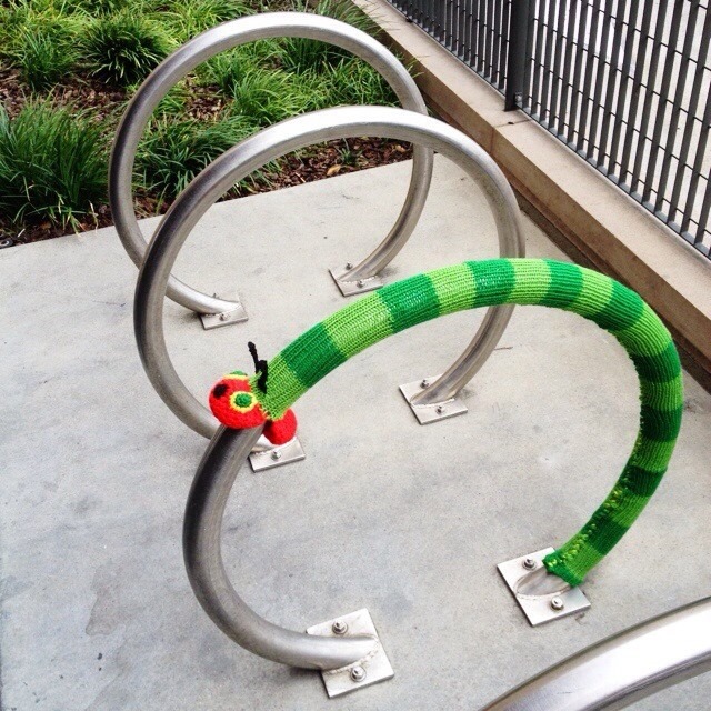 Snake yarnbomb crochet pattern