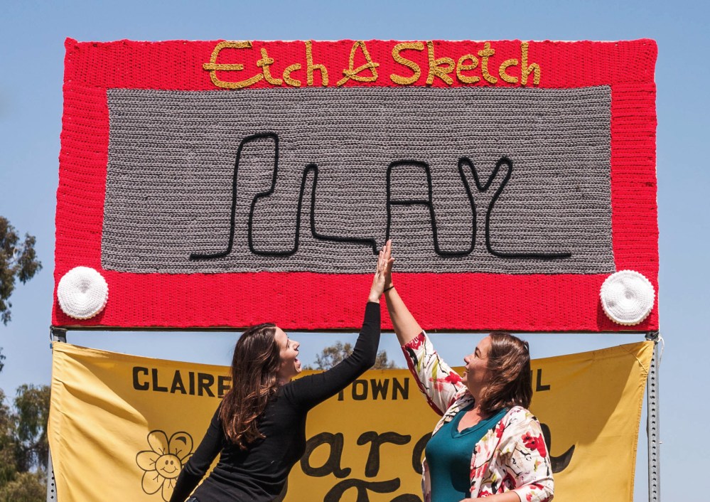 Etch-A-Sketch Yarn Bomb