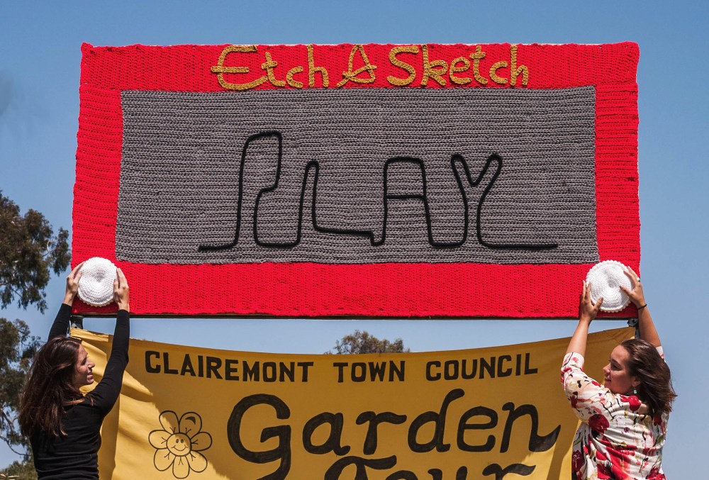 Etch-A-Sketch Yarn Bomb