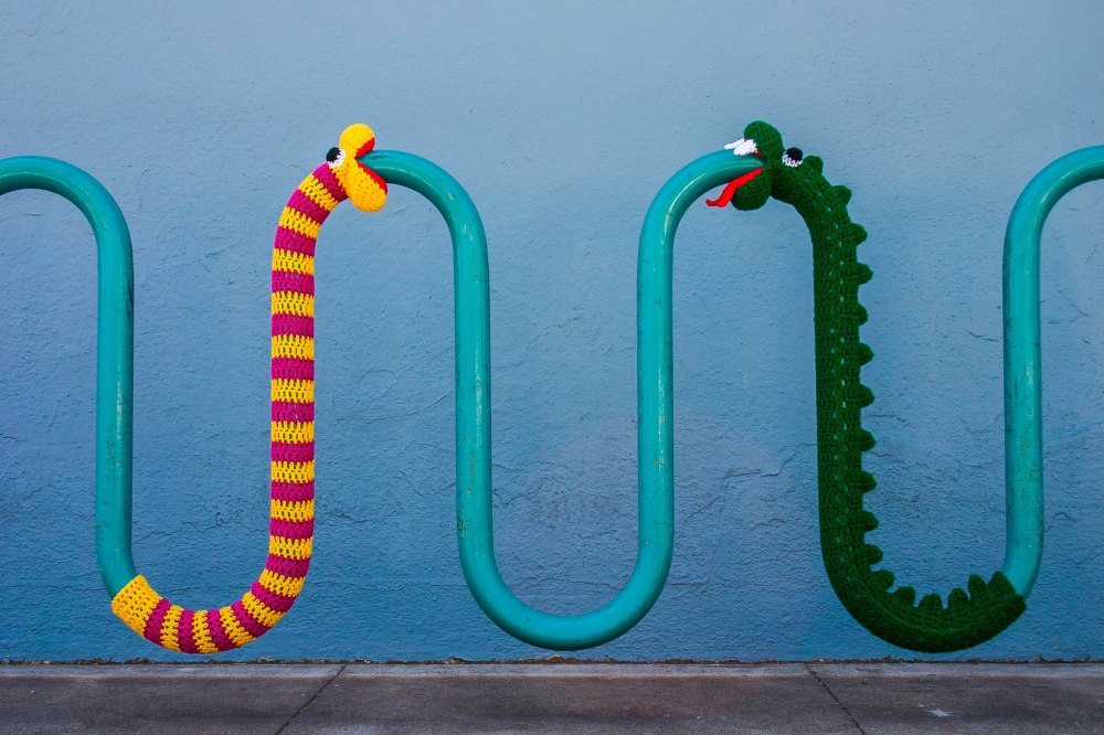 Snake yarnbomb crochet pattern