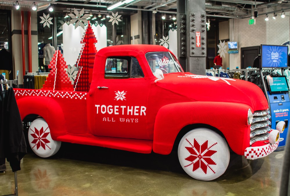 Old Navy Yarnbomb Truck 8